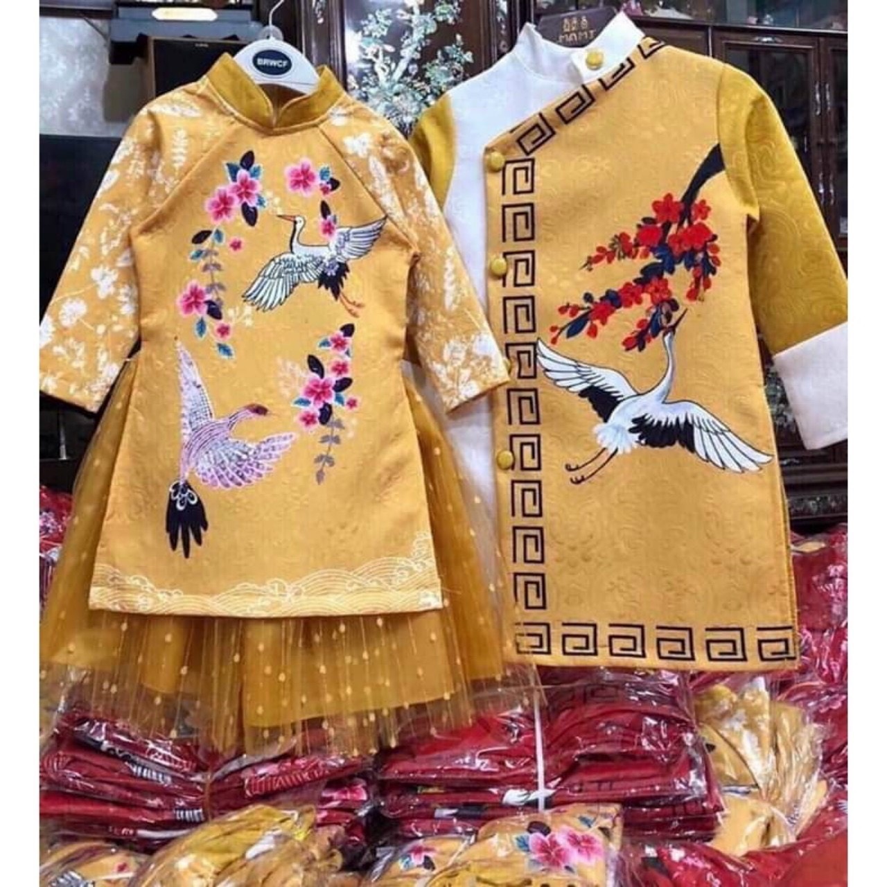 Áo dài cách tân cho bé trai chim hạc