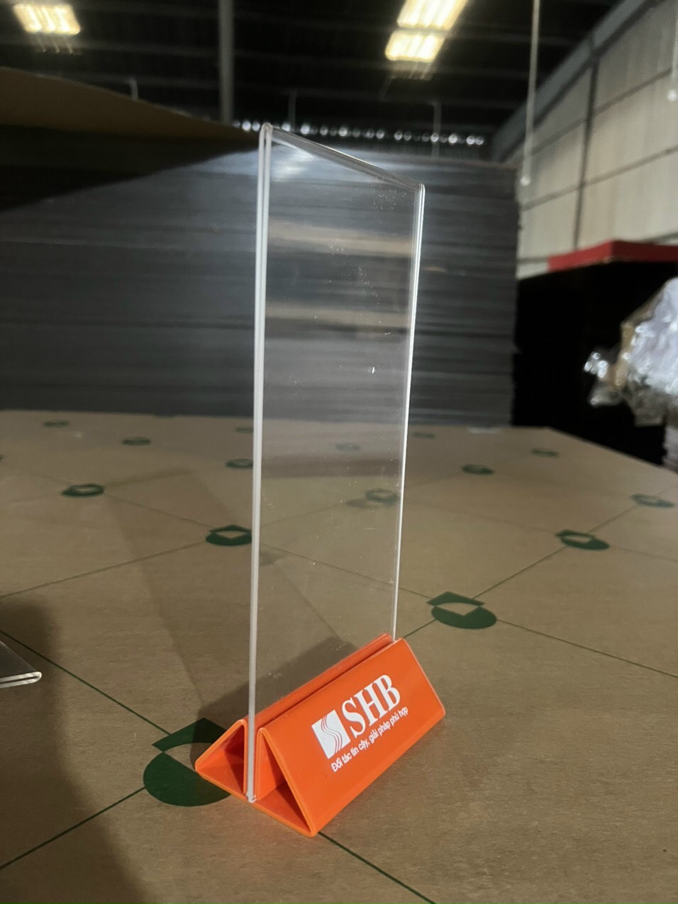 Standee Menu Mica A5 , đế tam  giác , đa dạng màu sắc