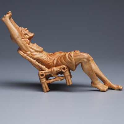Tượng gỗ La Hán ngủ trên ghế.