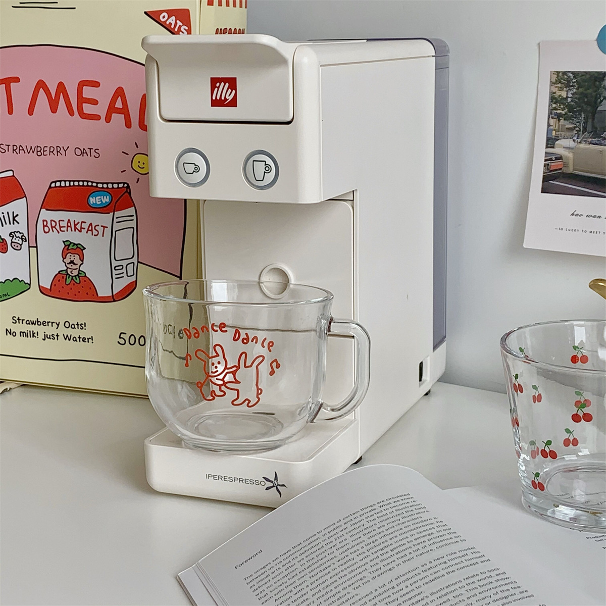 Ly thủy tinh họa tiết dễ thương.