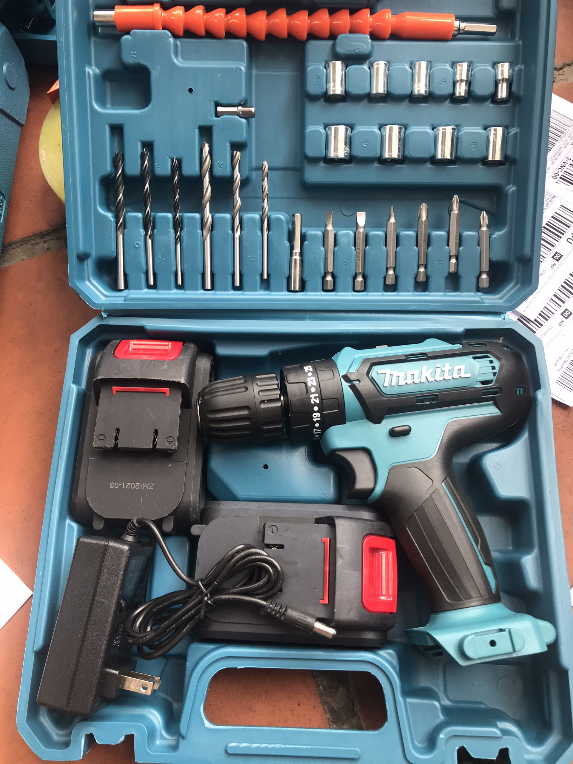 Máy khoan tường, Máy khoan pin 36V Makita 3 chức năng có búa - Tặng kèm 24 chi tiết gồm các mũi khoan + Mũi bắt vít - Kèm theo 2 pin