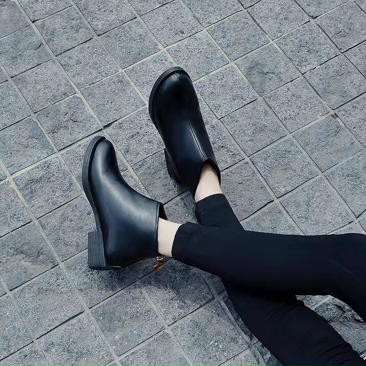 GIÀY BOOTS DA ĐEN KHÓA PHÍA TRƯỚC