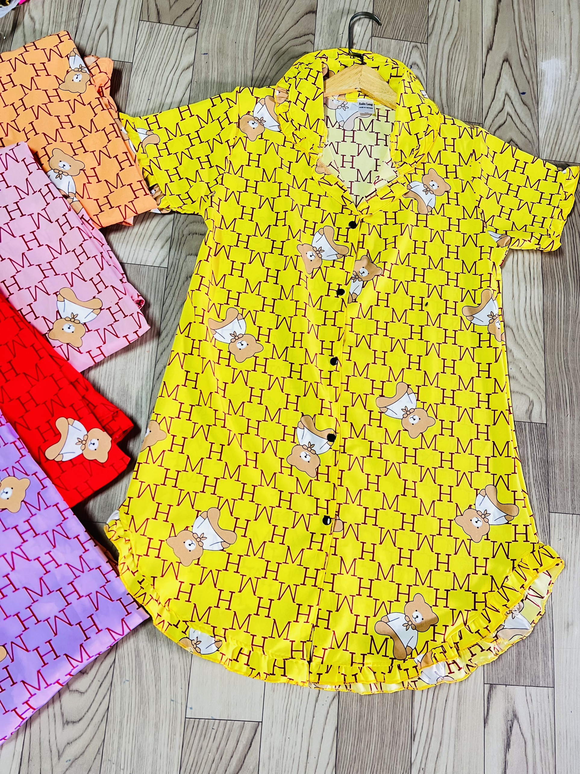 Váy Đầm Nữ-Đầm nữ kiểu dáng sơ mi vải LỤA HÀN in hình TOM & JERRY siêu xinh Freesize dưới 58kg