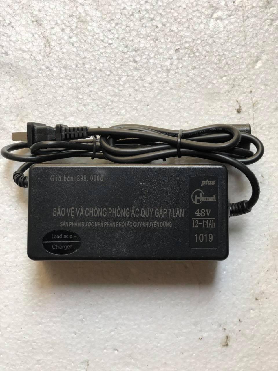 Sạc xe điện Humi 48V-12AH, chân chụp