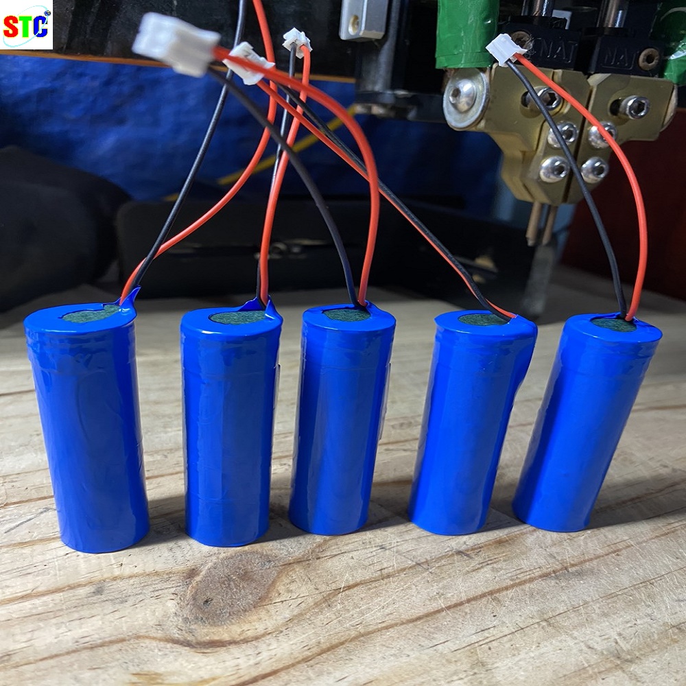 Pin sạc 18650 3.7v( 2000mAh - 4000mAh) Cho Loa Bluetooth 3.7v - Pin cho đèn pin - Đài fm -loa trợ giảng(có kèm jack cắm)