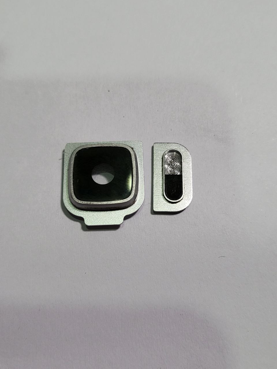 Kính camera sau và kính đèn flash HTC U Ultra tháo máy