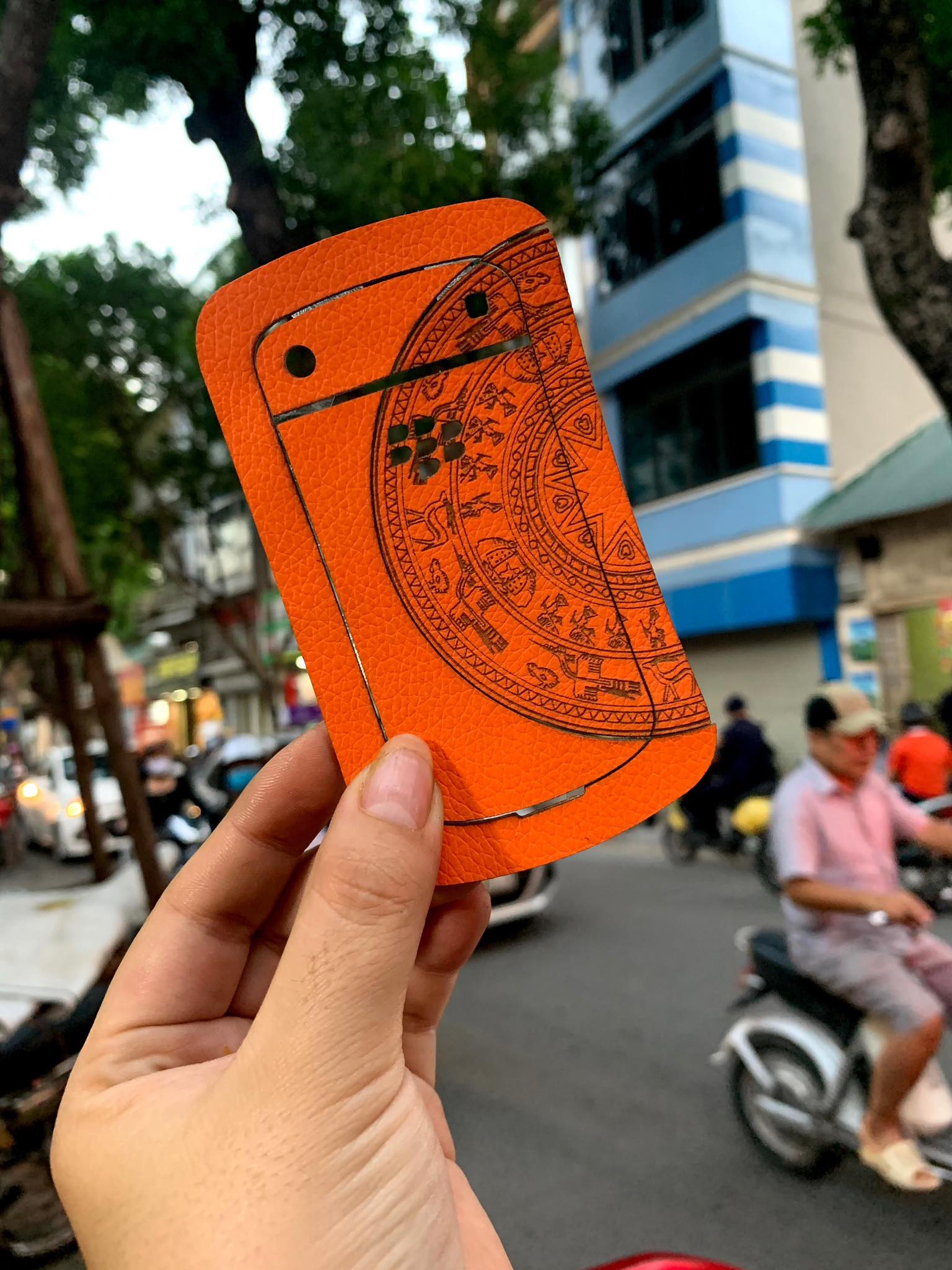 Dán da Dán da lưng điện thoại BB 9900 hình trống đồng