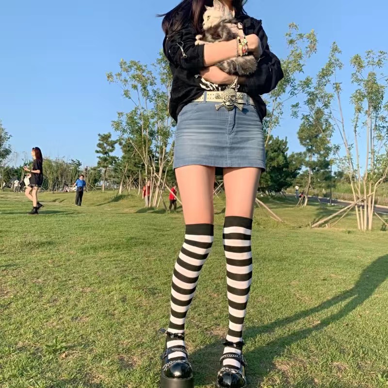 Vớ đùi kẻ sọc phong cách gothic punk