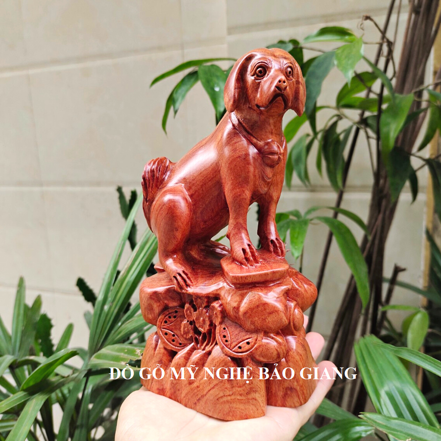 Tượng con chó gỗ hương cao 20 cm