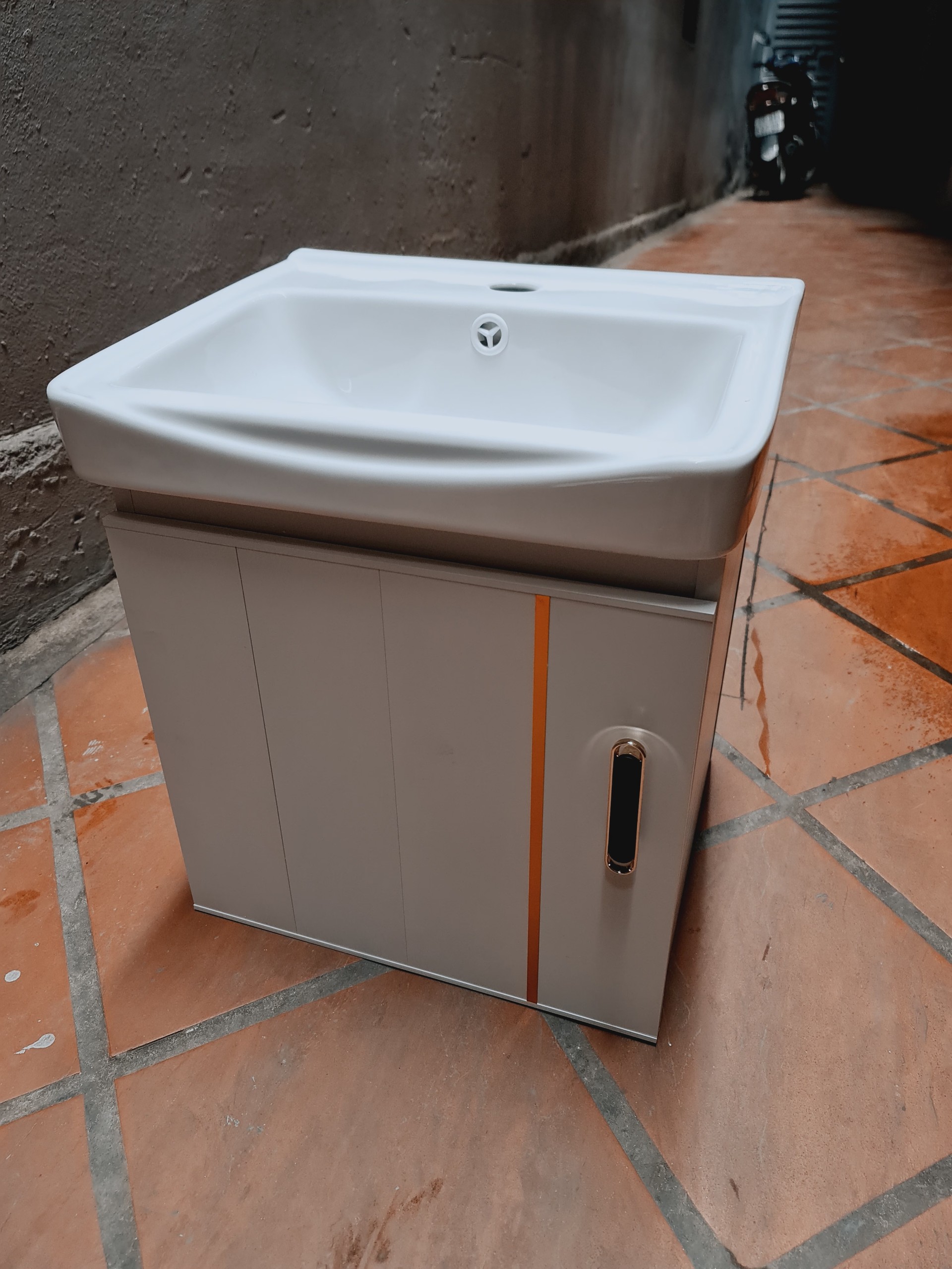 Super Beautiful White Sink Cabinet Set