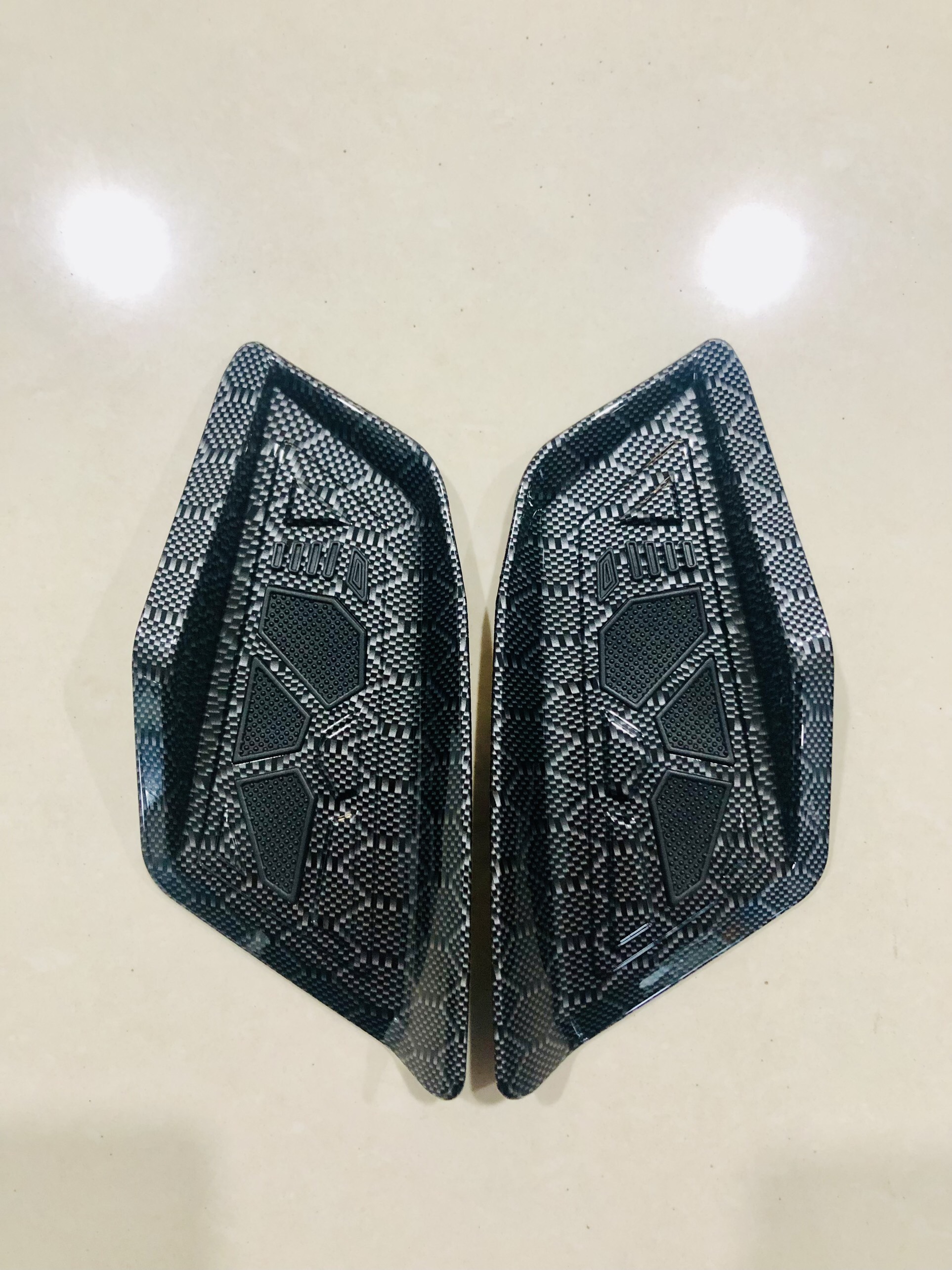 ỐP GÁC CHÂN EM BÉ XE AIRBLADE 2020 CARBON