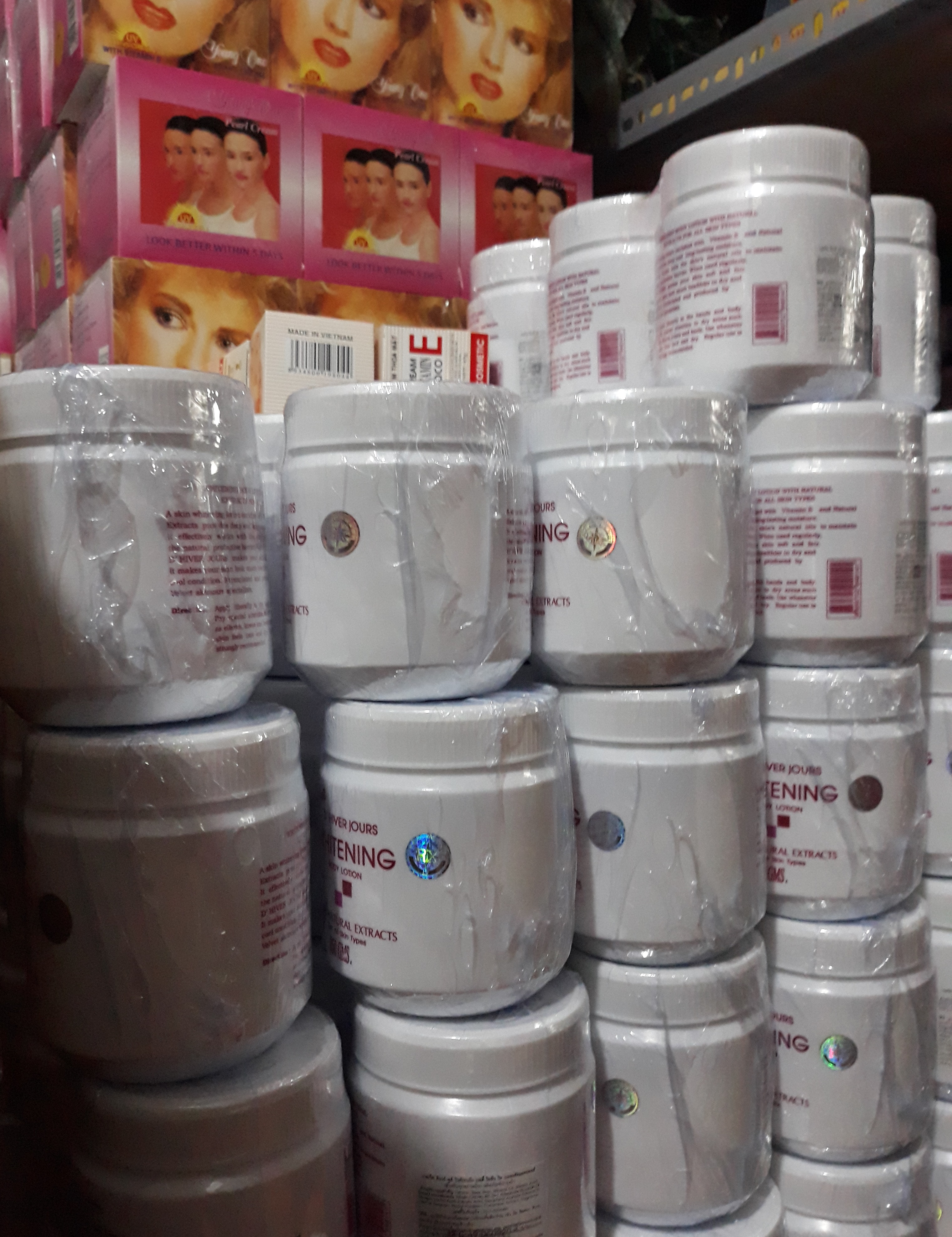 kem velvet whitening thái