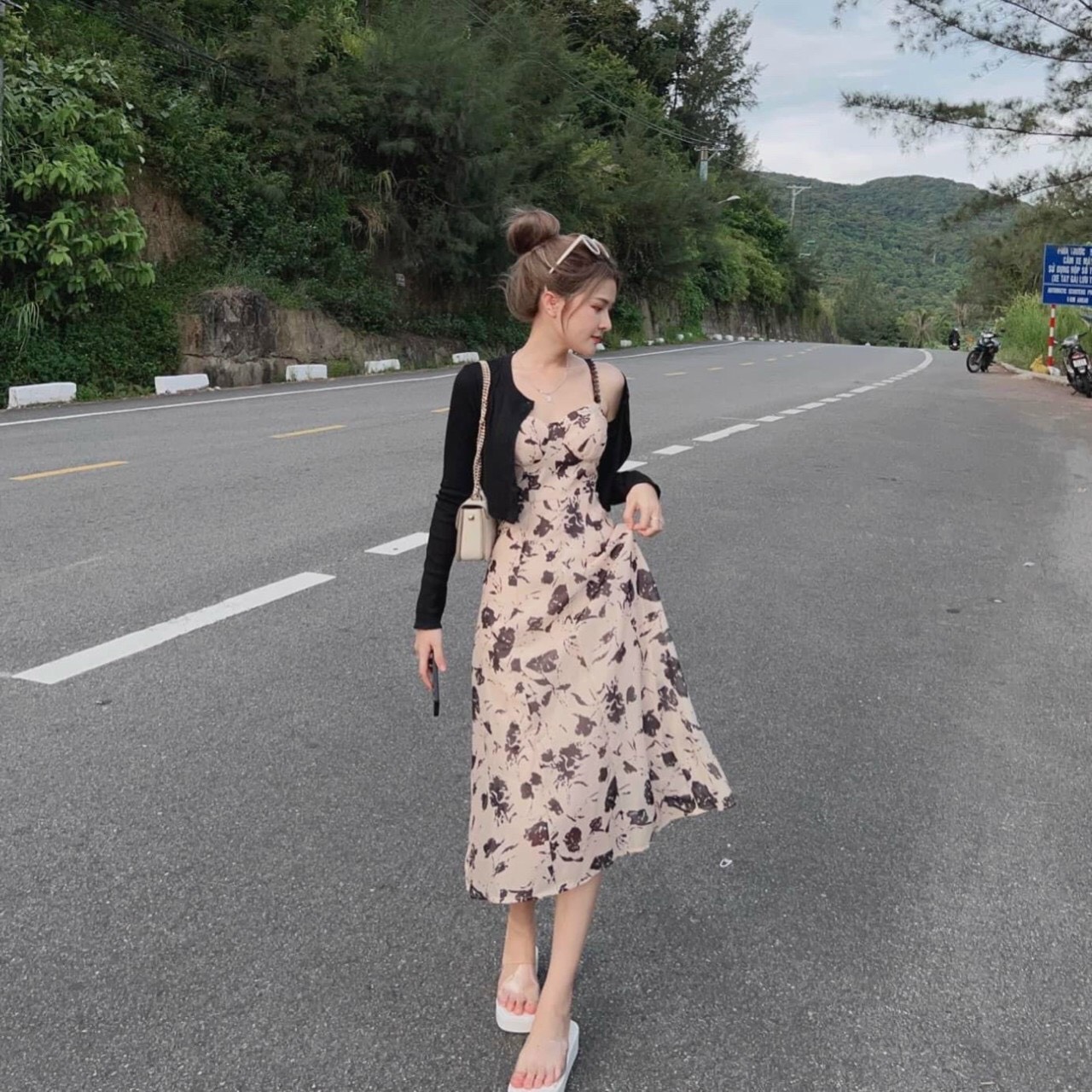 Set đầm lụa maxi 2 dây hoa lá dáng dài cúp ngực, nhún eo + áo khoác cardigan đen thun gân, đầm 2 dây dáng xòe công chúa siêu xinh, tôn dáng sang trọng dx