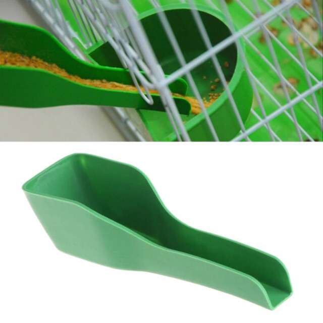 Dụng cụ châm thức ăn cho chim .