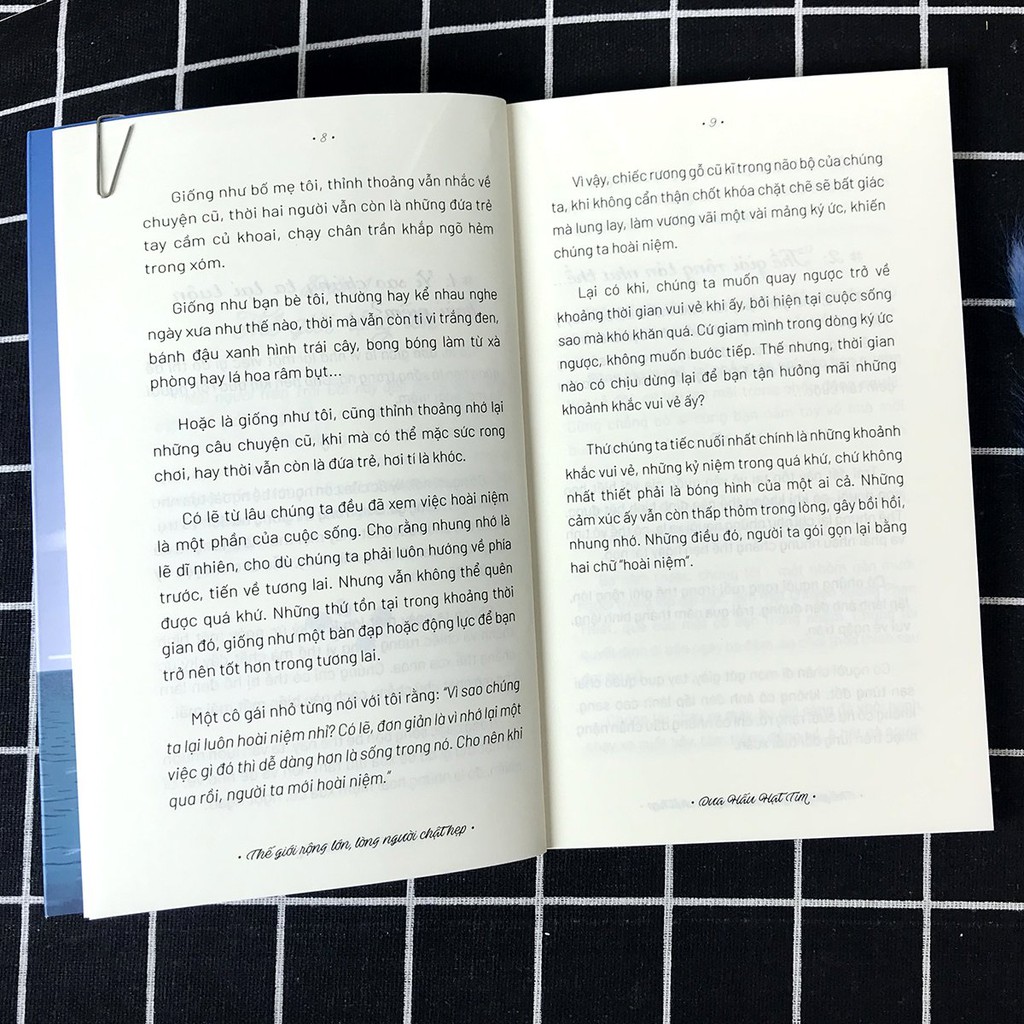 Sách - Thế Giới Rộng Lớn, Lòng Người Chật Hẹp (Kèm Bookmark) [AZVietNam]