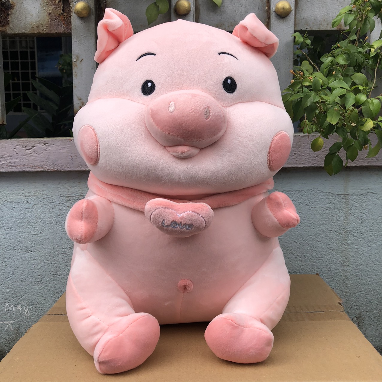 Thú bông heo ú nơ tim có cánh lông mịn ngồi