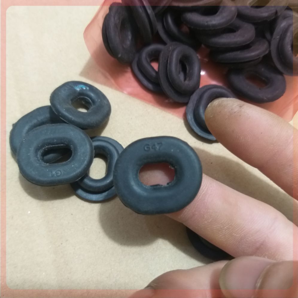 cao su đệm nhựa xe máy zin(giá 1 cái)