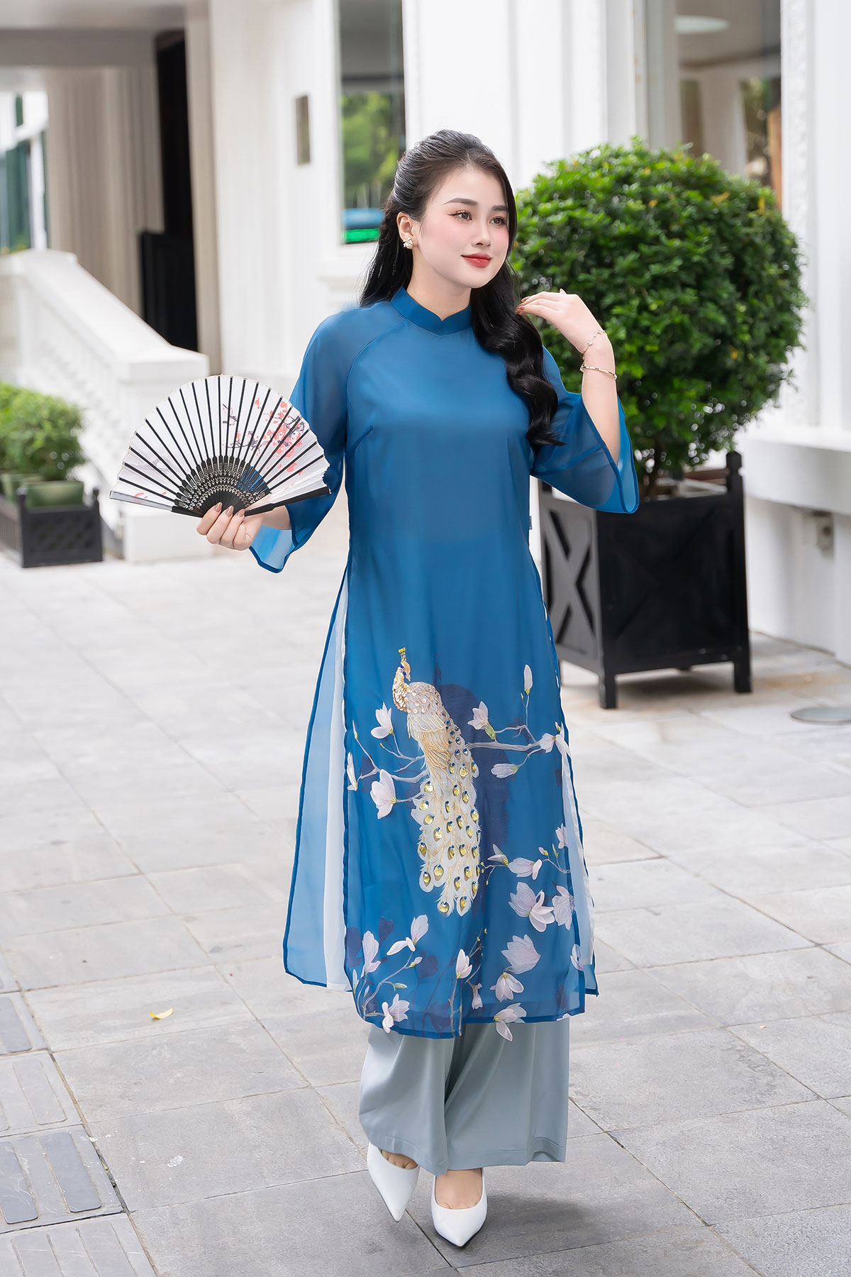 [Nhập FAYEARENDSALE giảm 100K]Áo dài cách tân chim công LAMER S61A23Q007 (Chưa bao gồm quần)
