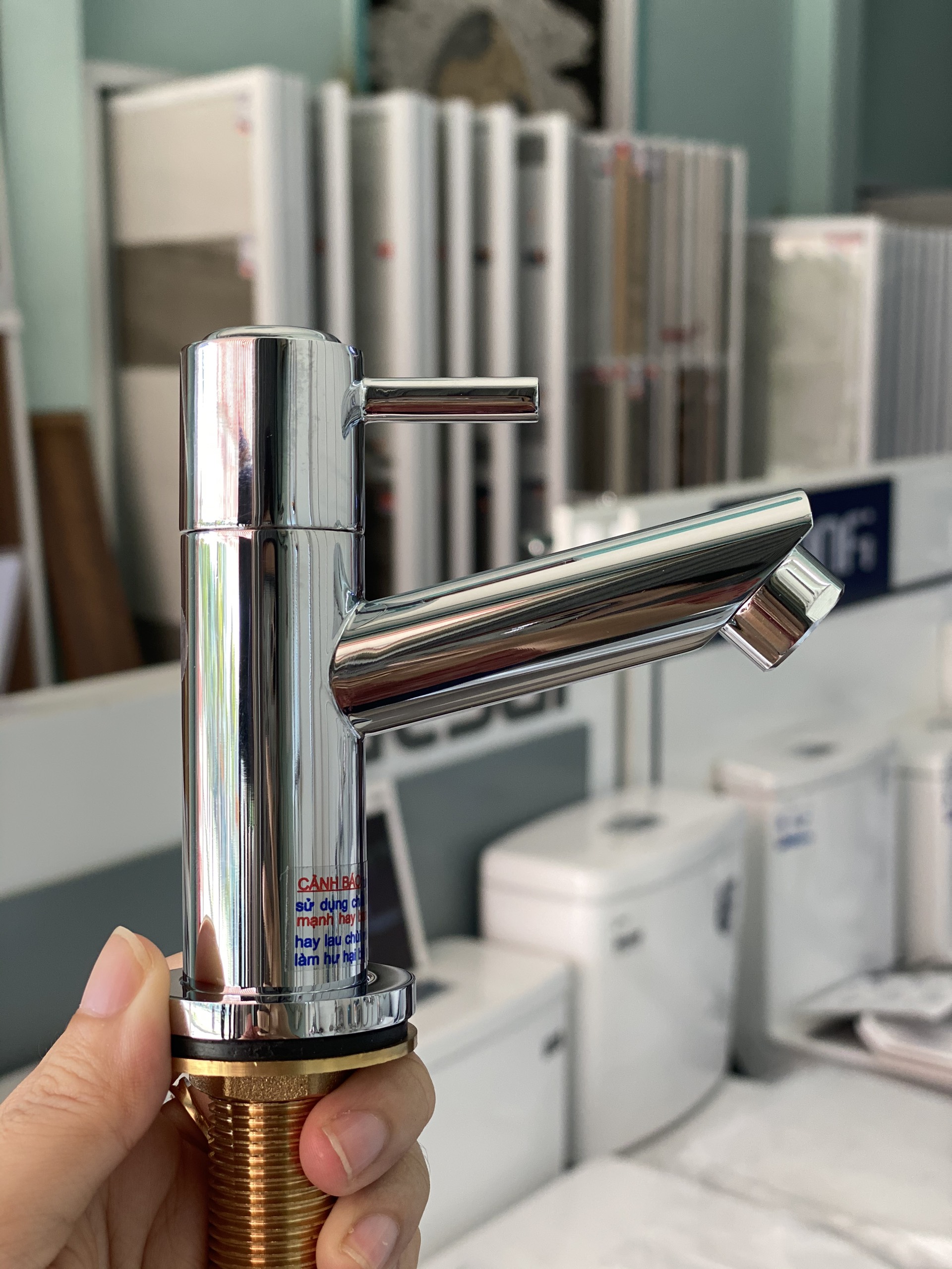 Vòi Lavabo lạnh Caesar B040C