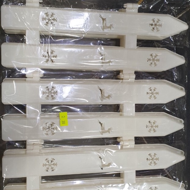 Hàng rào nhựa chắn cây thông