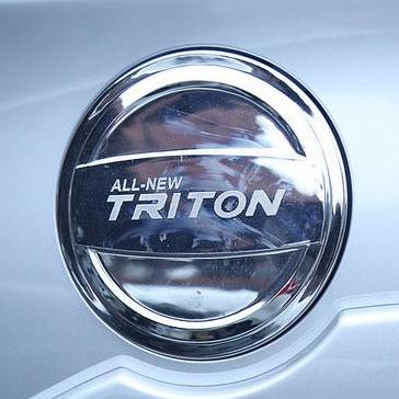 Ốp nắp xăng Triton