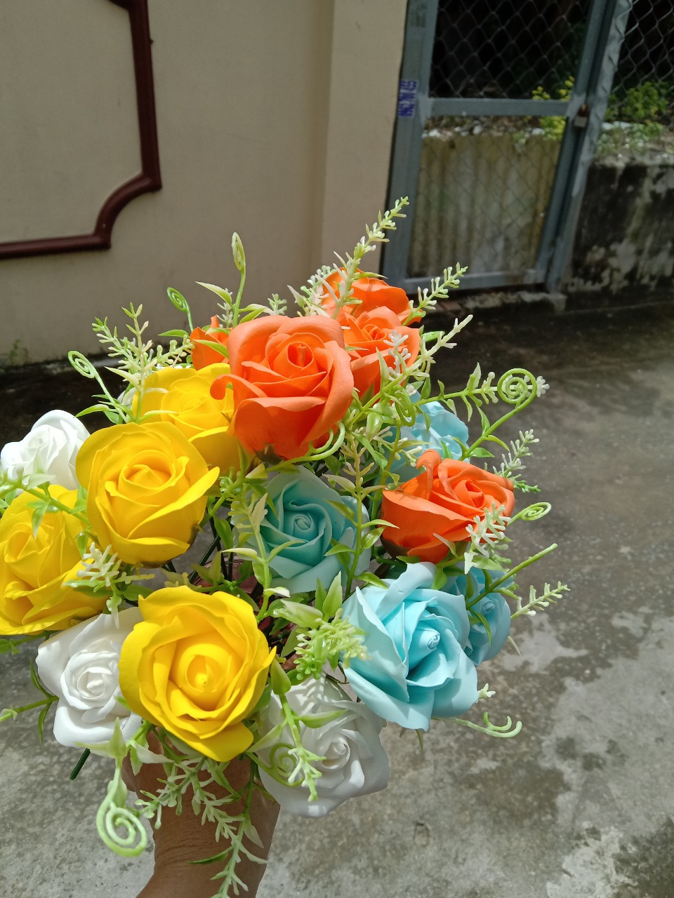 cành hoa hồng sáp ( có cành, có lá )