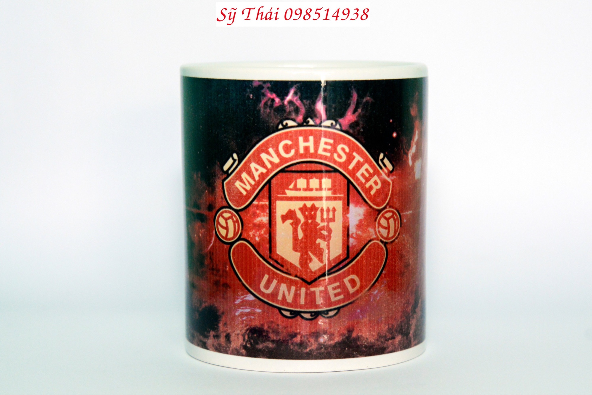 Ly sứ in logo CLB bóng đá Manchester united.