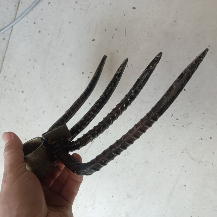 Bồ cào sắt 4 răng dài 20 cm không cán, phù hợp làm đất, cào lúa, cỏ, rơm