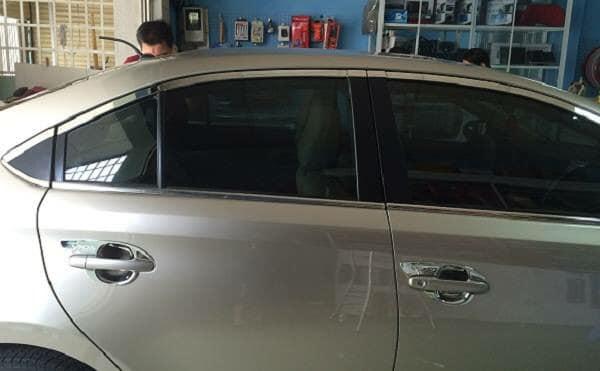 Ốp viền chân kính và cong kính Vios 2019