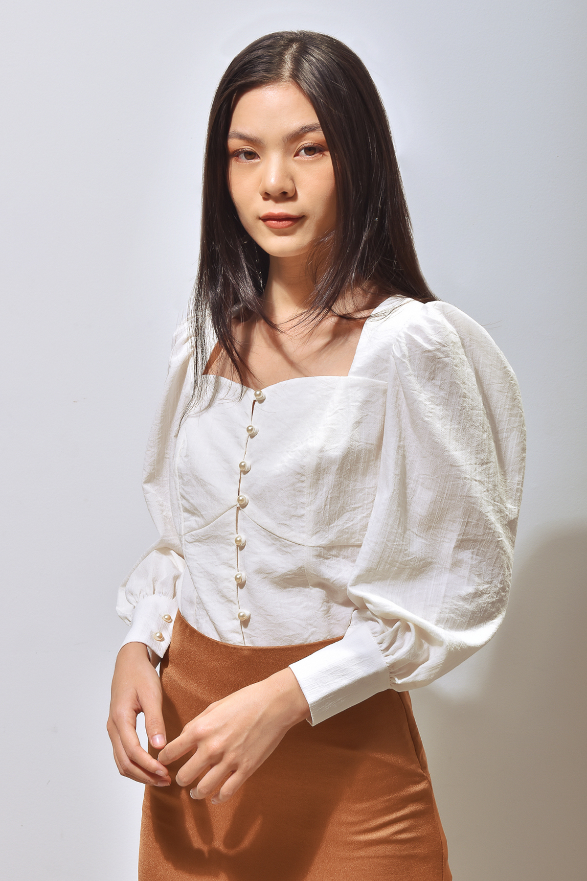 Áo Maybi gài nút ôm linen trắng tay phồng dài có măng-sét