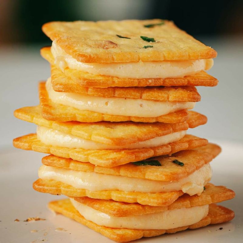 Bánh quy hành kẹp vị phô mai , trứng muối mix rong biển