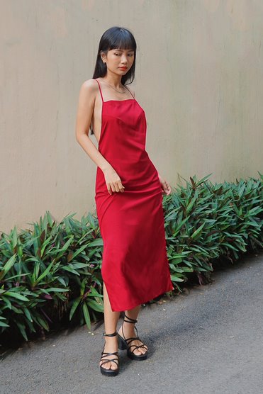 [NHẬP MÃ NOVFALAZSOCIAL02 GIẢM 40K ĐƠN 199K  ]  Đầm Maybi midi suông lụa 2 dây khoét lưng