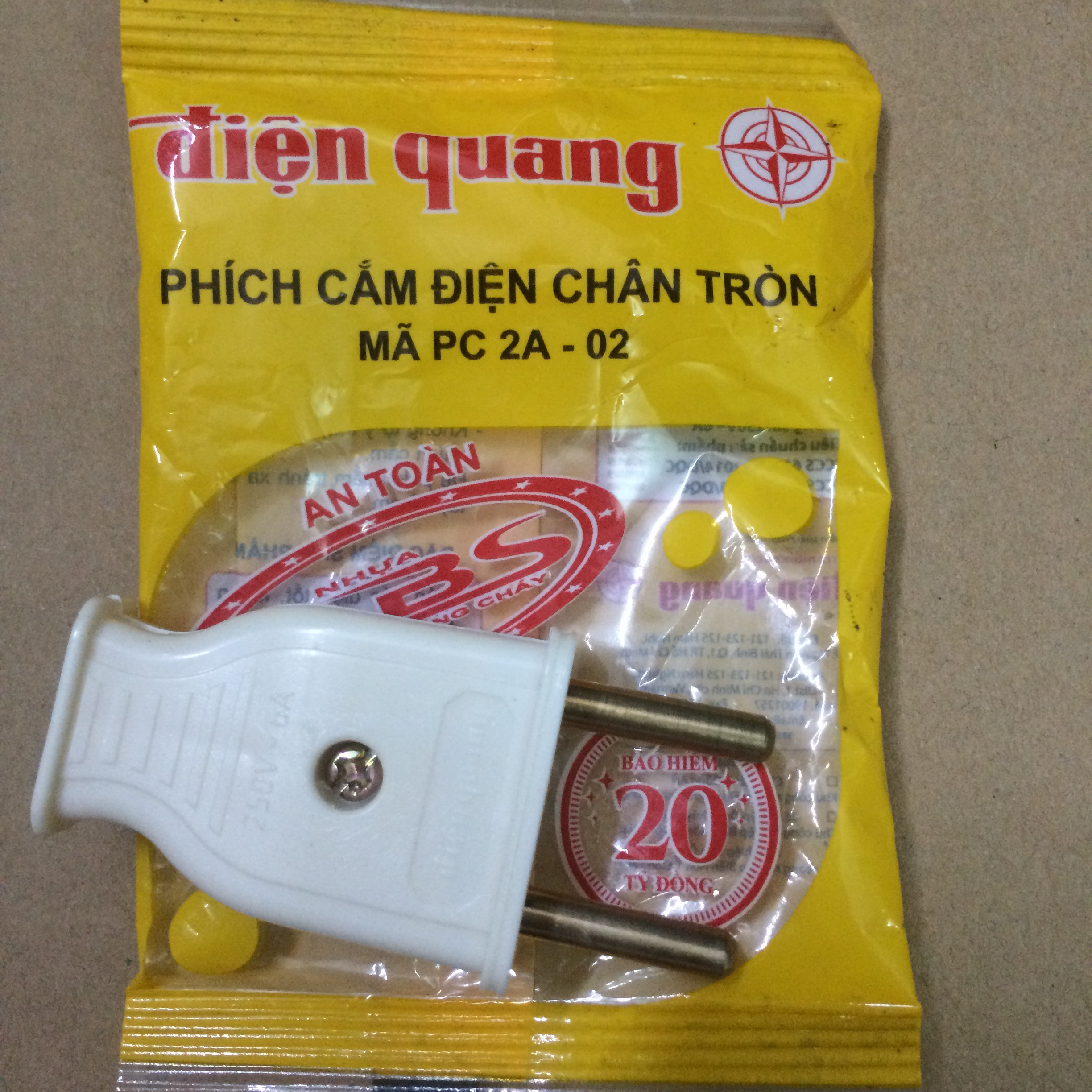 Phích cắm điện chân tròn điện quang – th320
