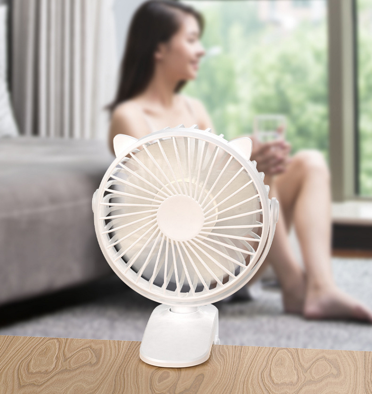 Quạt mini để bàn có kẹp xoay 360° ( Tặng pin khủng 18650 )