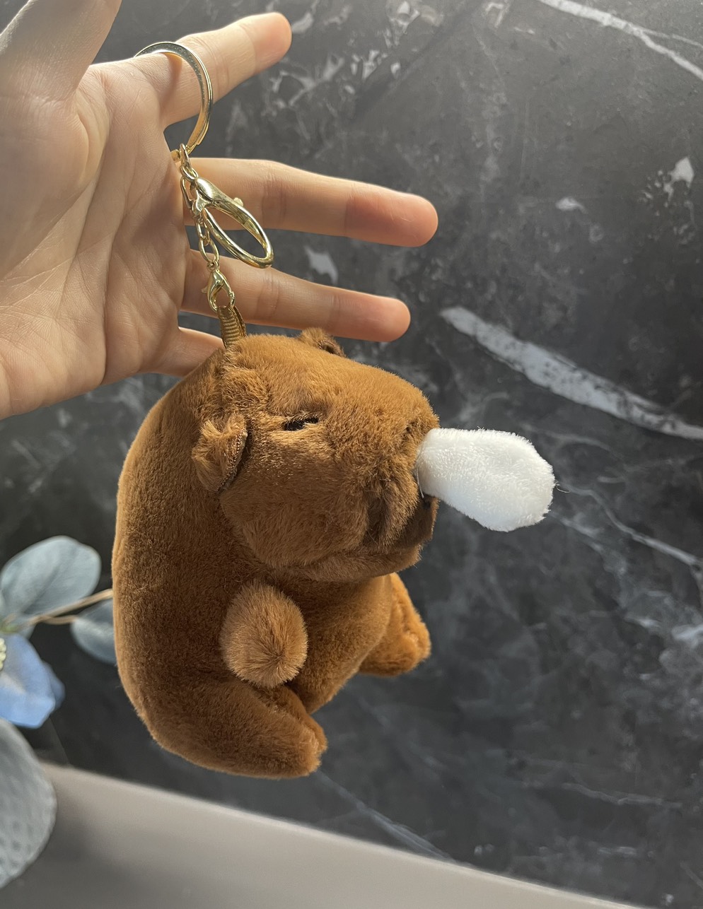 Móc khóa capybara chảy mũi rút mũi hot trend