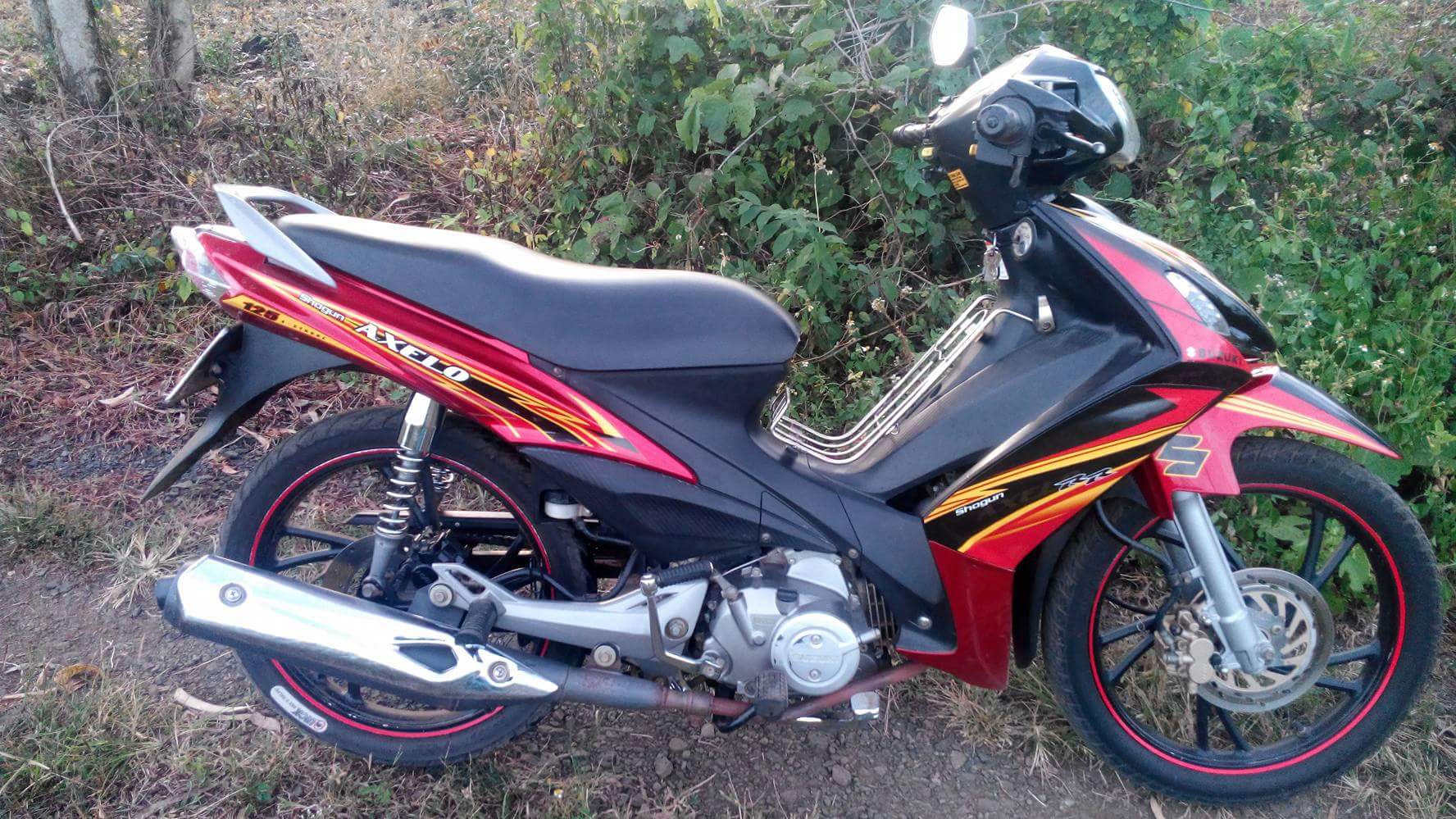 Tem xe suzuki AXELO 125 đỏ đen vàng