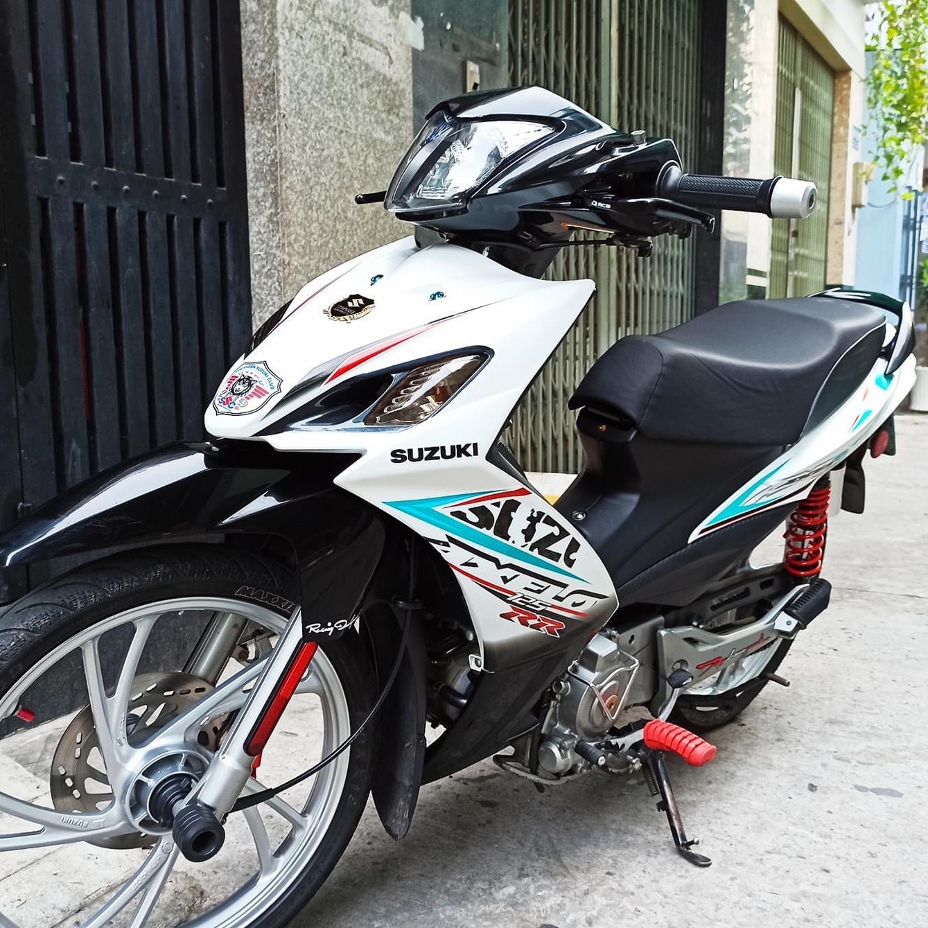 Tem rời Suzuki Axelo 125 dán xe trắng