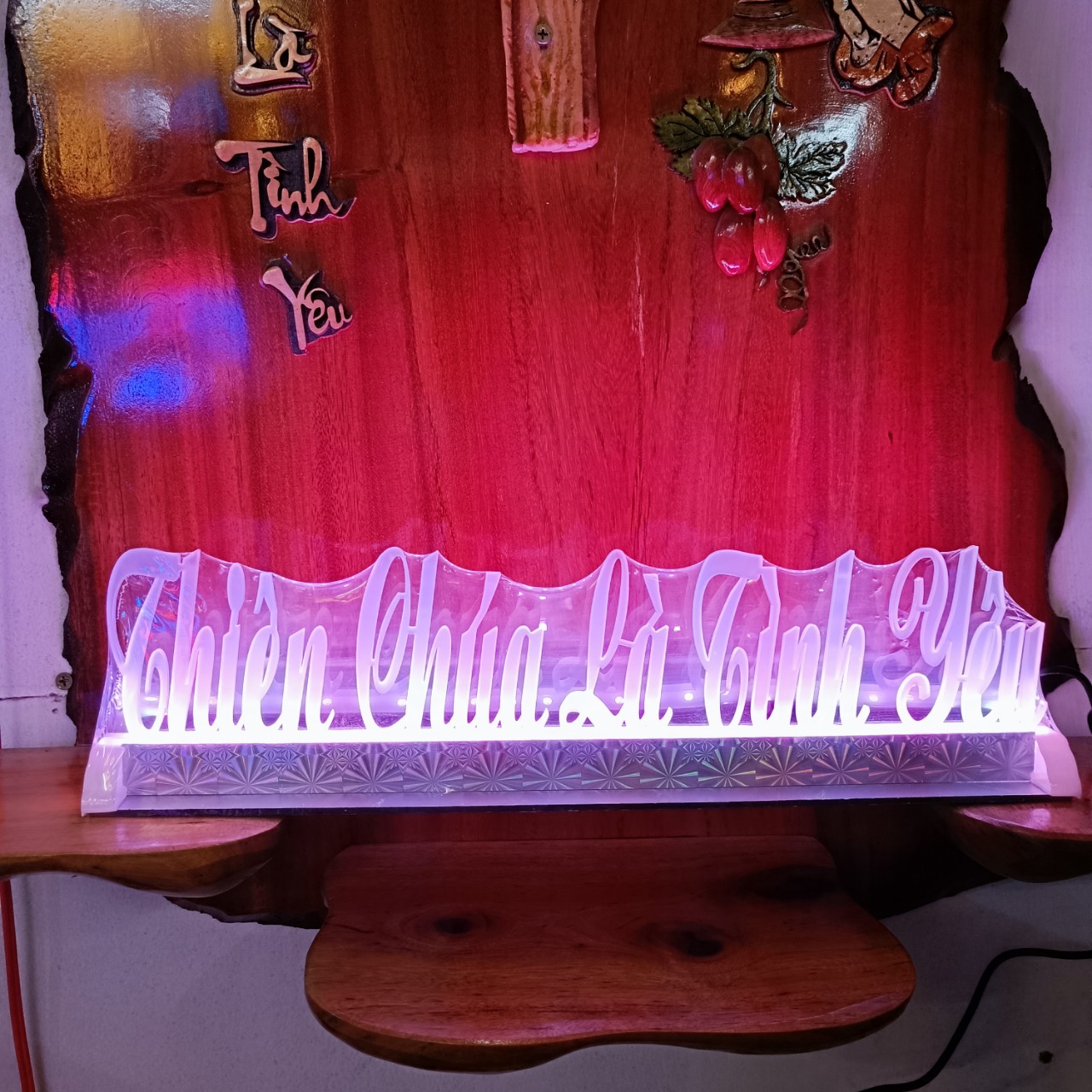Bảng chữ mica đèn LED full màu kt ngang 40cm "Thiên Chúa là tình yêu" quà tặng công giáo