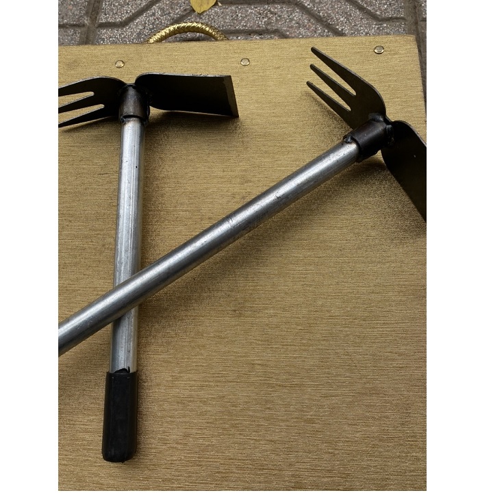 Cuốc cào xới đất có cán 50cm-30cm