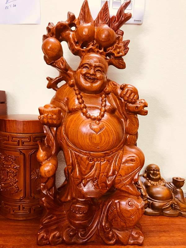 Tượng phật di lặc gỗ hương cao 30 cm. Đức phật hiền lành giúp bảo hộ gia chủ tránh khỏi những điều xui rủi trong cuộc sống.