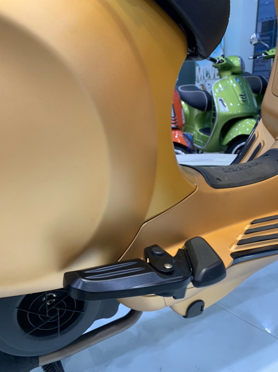 [HCM]Gác chân  dành cho xe Vespa