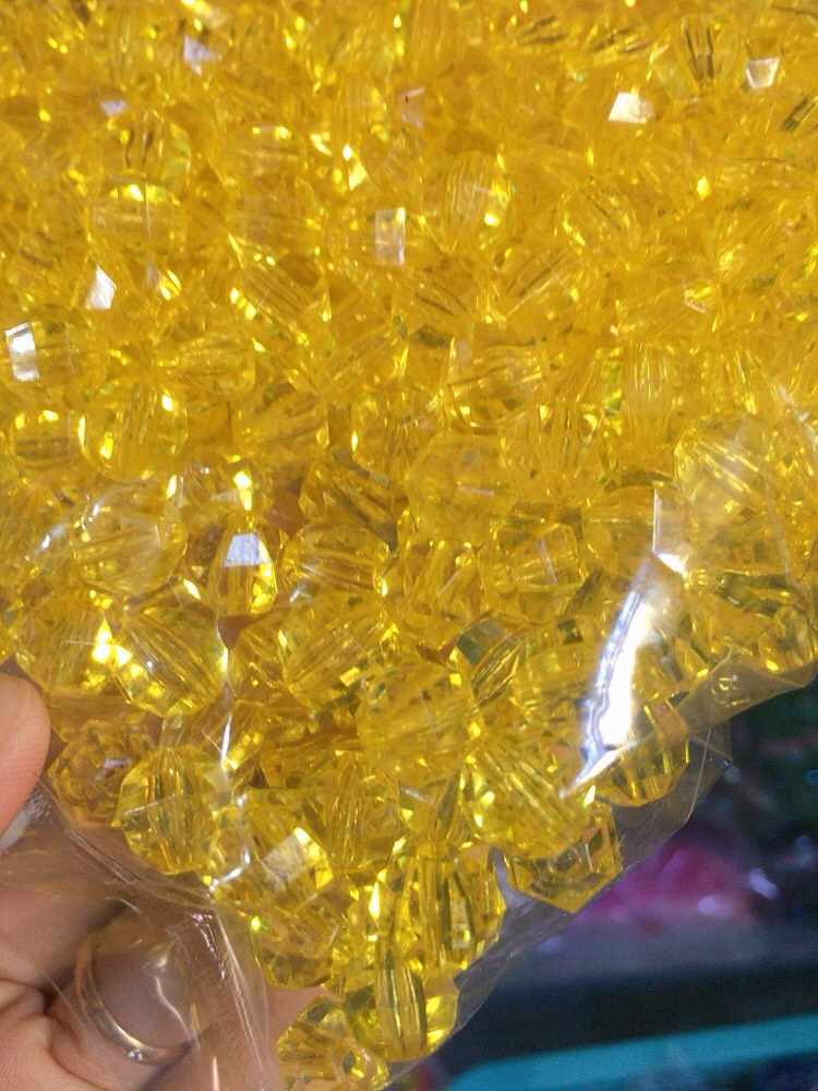 Gói 100gram hạt cườm góc 10mm nhiều màu làm handmade trang trí thủ công có lỗ sâu