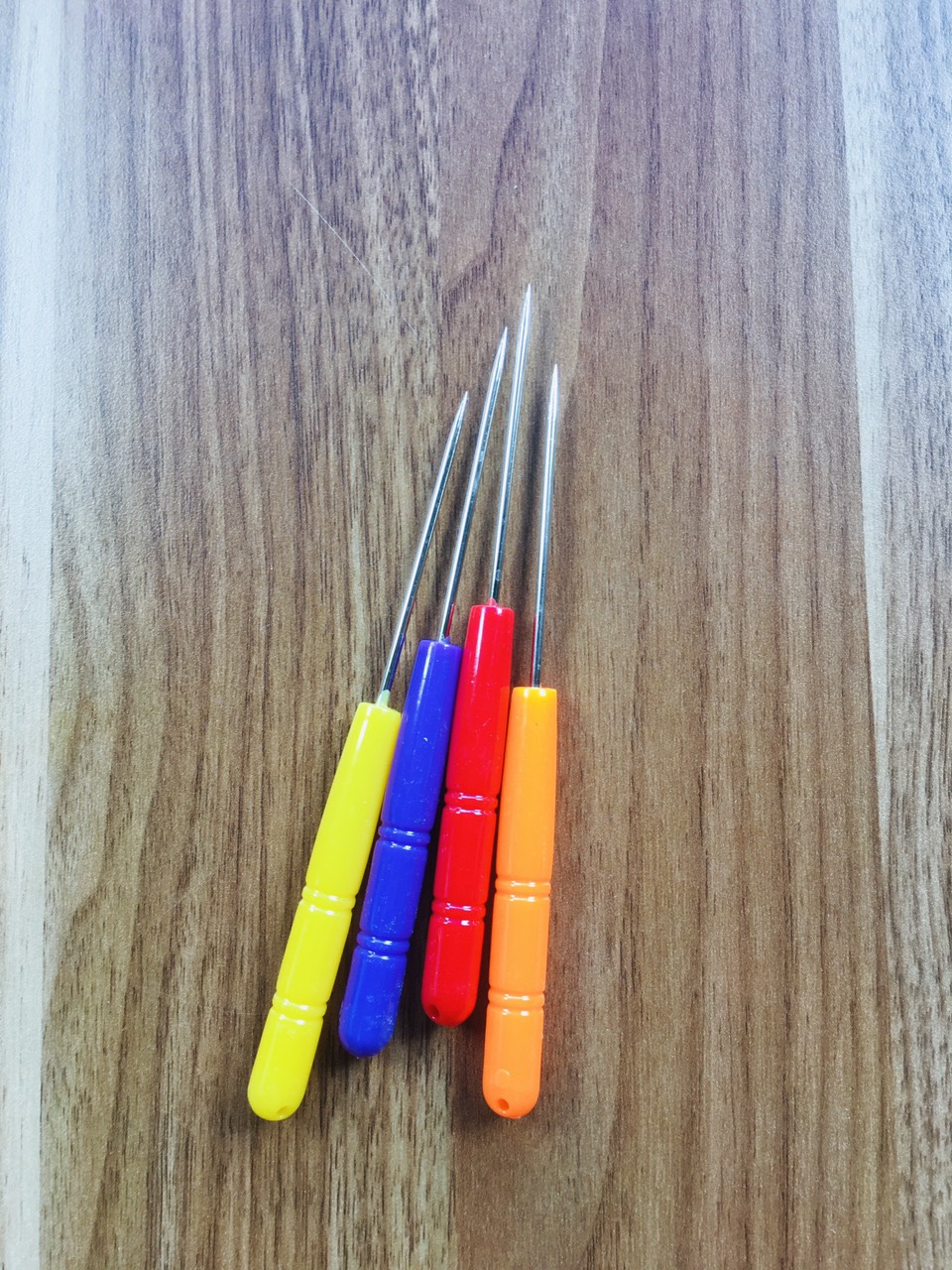 cây dùi lỗ cán nhựa đủ màu