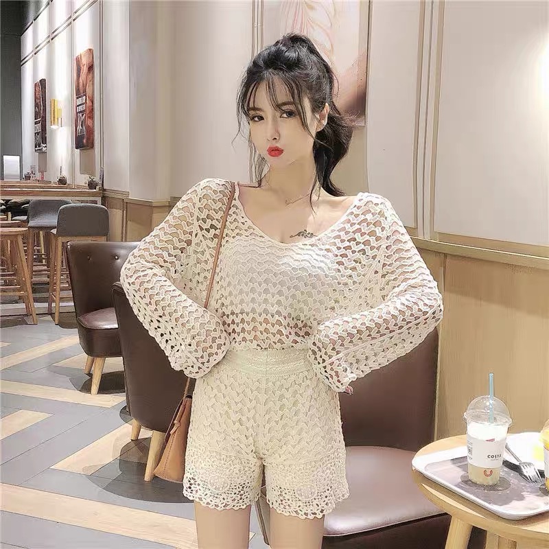 Áo đan lưới hình trái tim đi biển