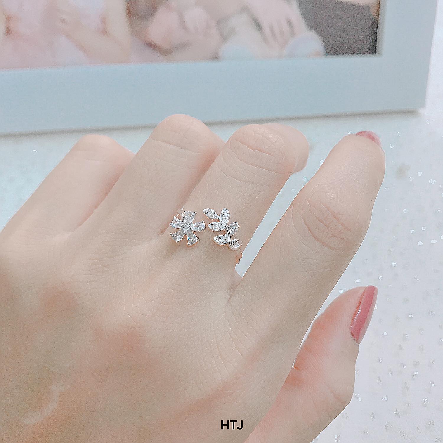Nhẫn lá hoa cho nữ bạc ta xinh lắm