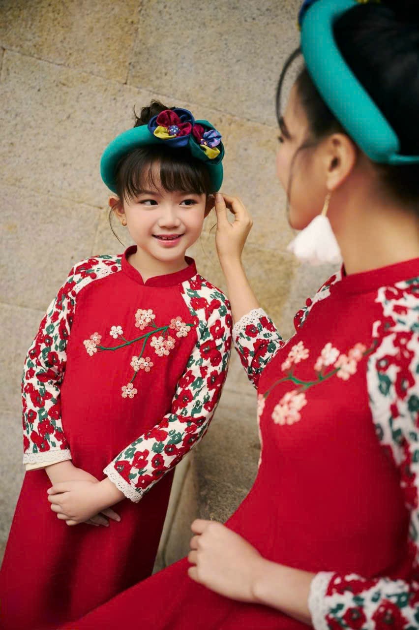 Set áo dài cho mẹ và bé phối tay hoa