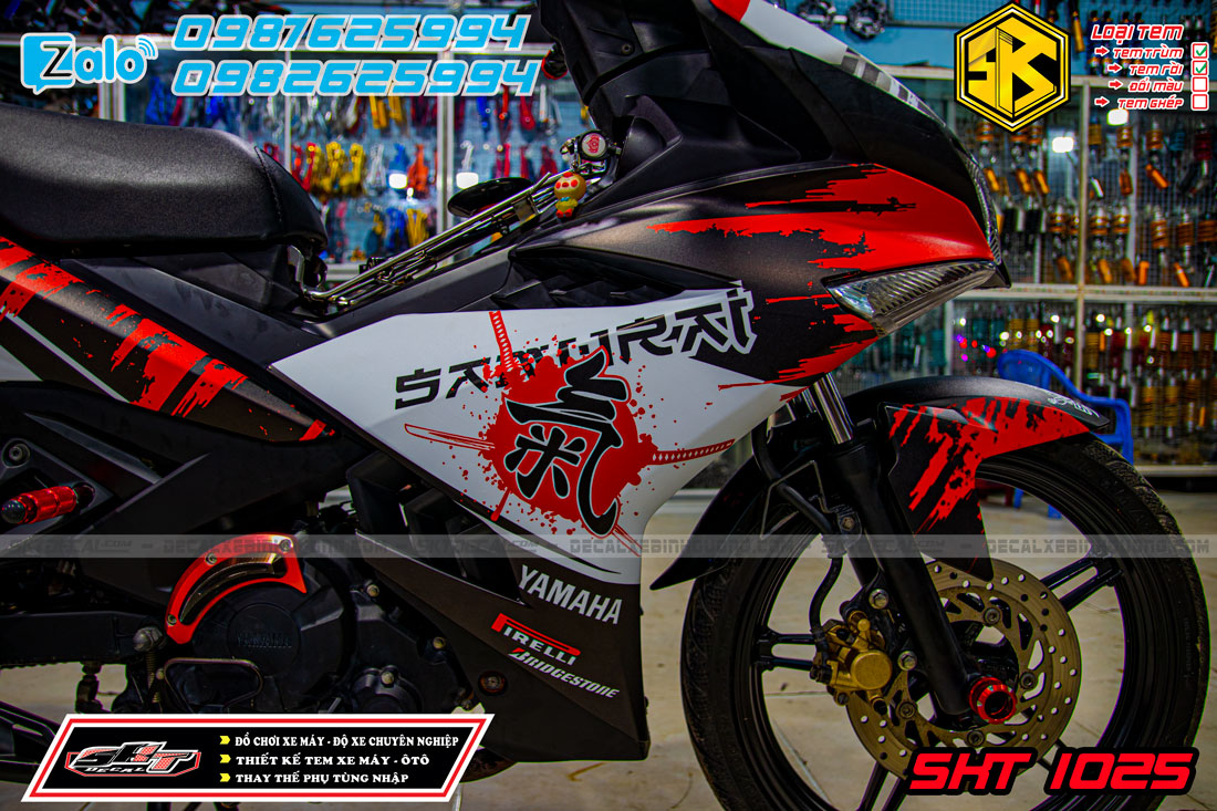 tem trùm exciter 150 trắng đỏ đen samurai