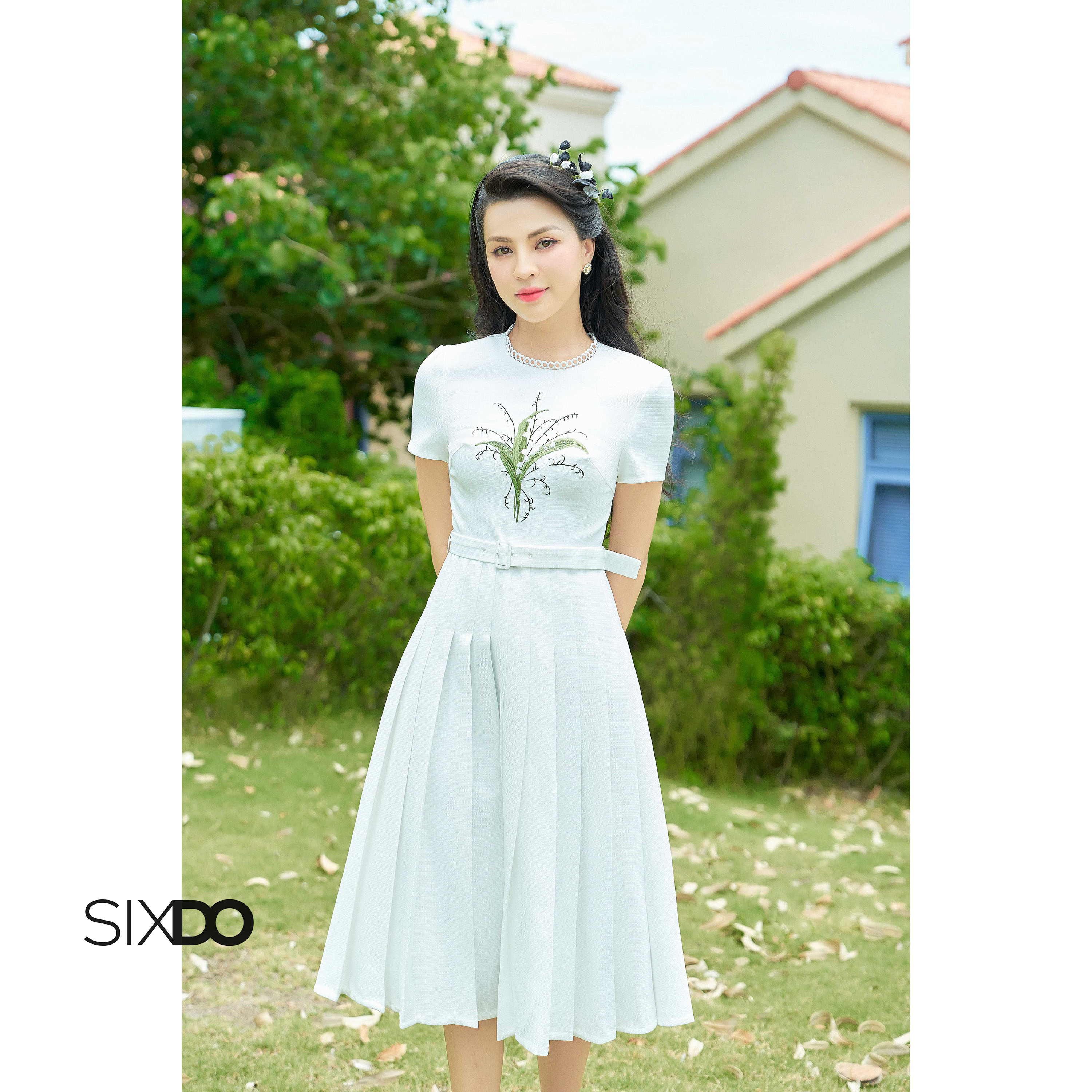 Đầm thô trắng xếp ly thêu hoa phối đai SIXDO (White Midi Raw Dress With Embroidered Flower)