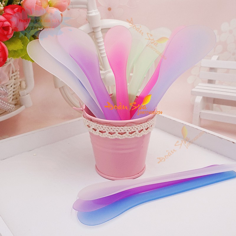 Que nhựa trong Spa combo 50c
