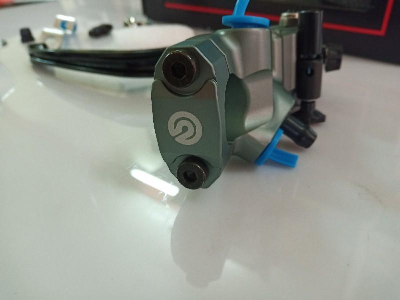Tay dầu Bremb bên phải tay CNC sản phẩm chất lượng cao